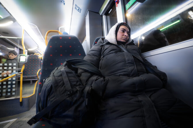 Kvinne som sitter p&aring; t-banen