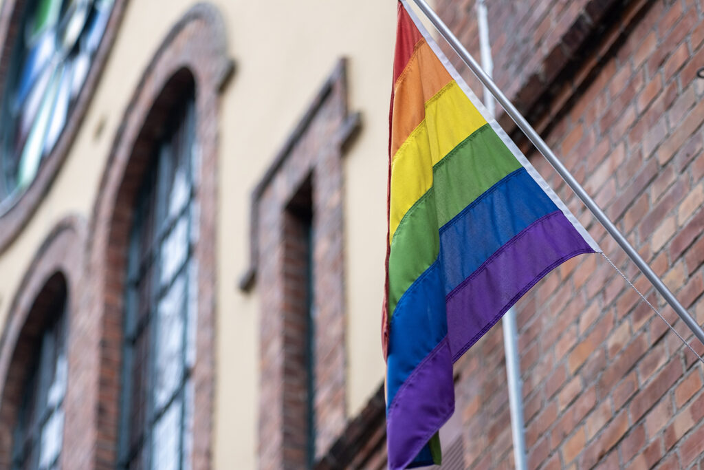T&oslash;yenkirken heiser prideflagg