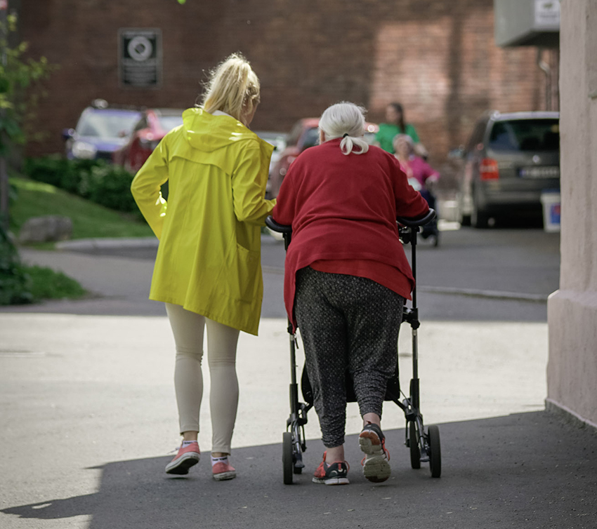 Frivillig som bist&aring;r eldre dame