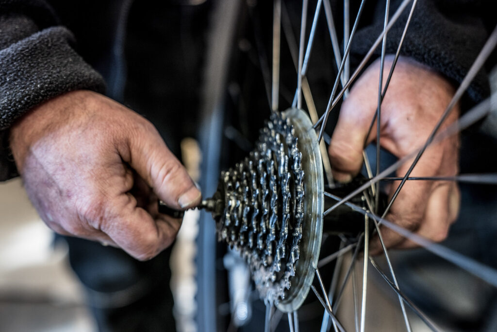 Arbeider i arbeidstrening p&aring; sykkelverksted