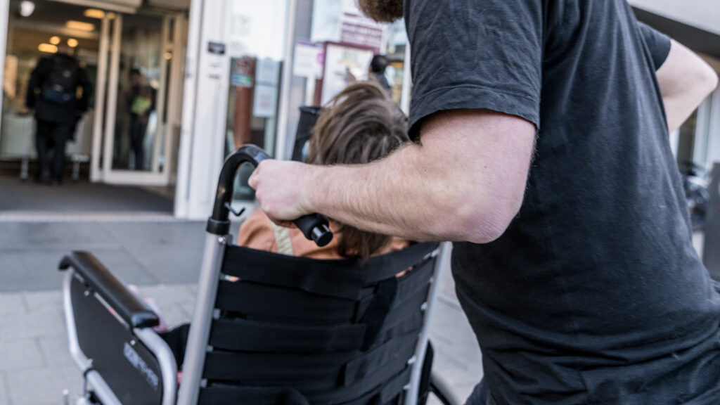 Beboer som f&aring;r hjelp av ansatt