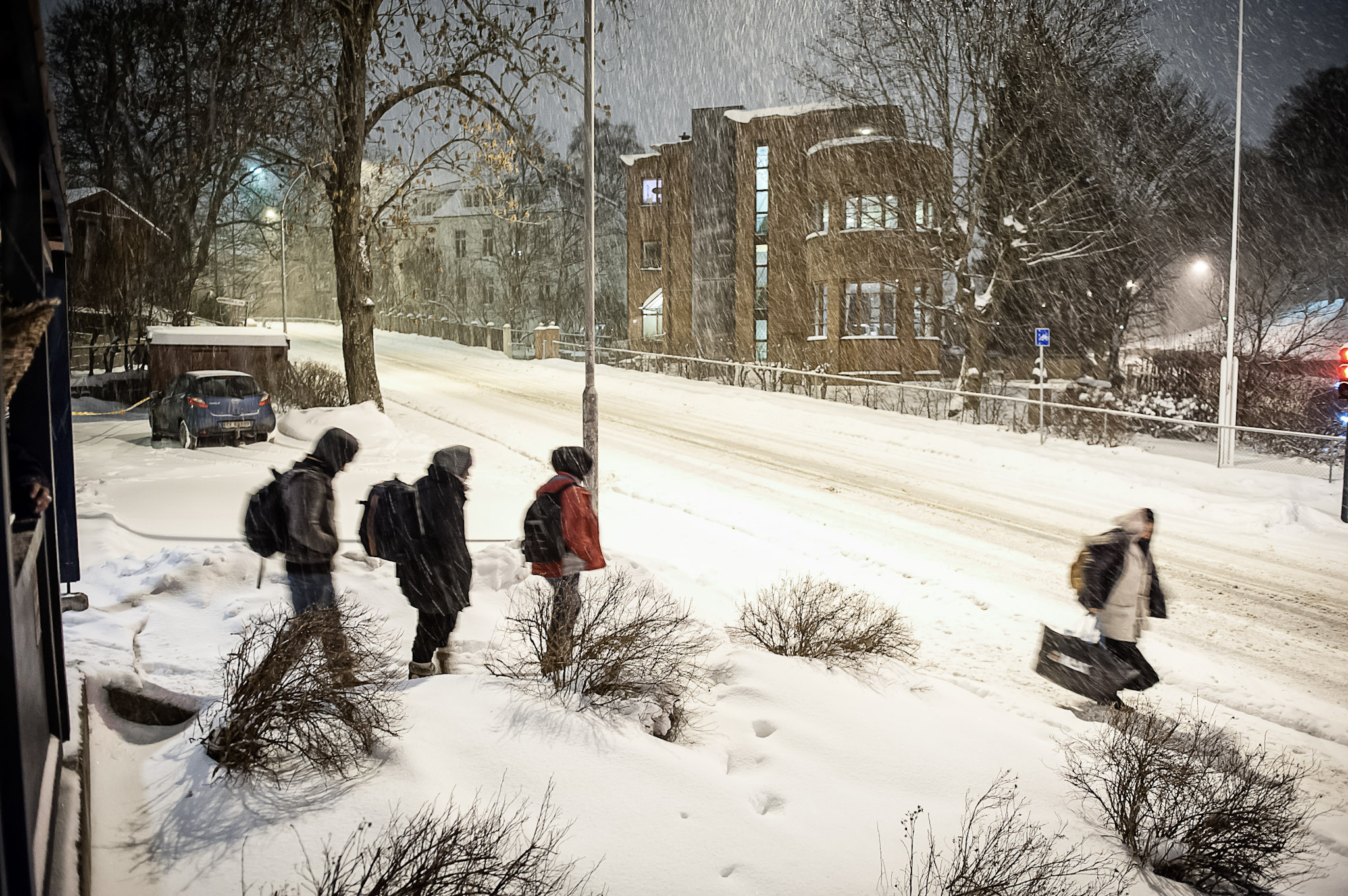 Fattige tilreisende ute &aring; g&aring;r en vinternatt