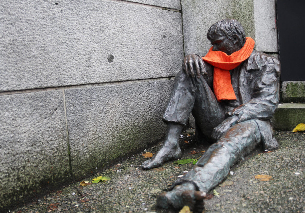 Oransje skjerf p&aring; en statue