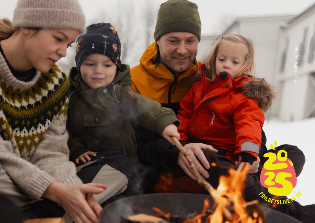 Familie foran b&aring;l.