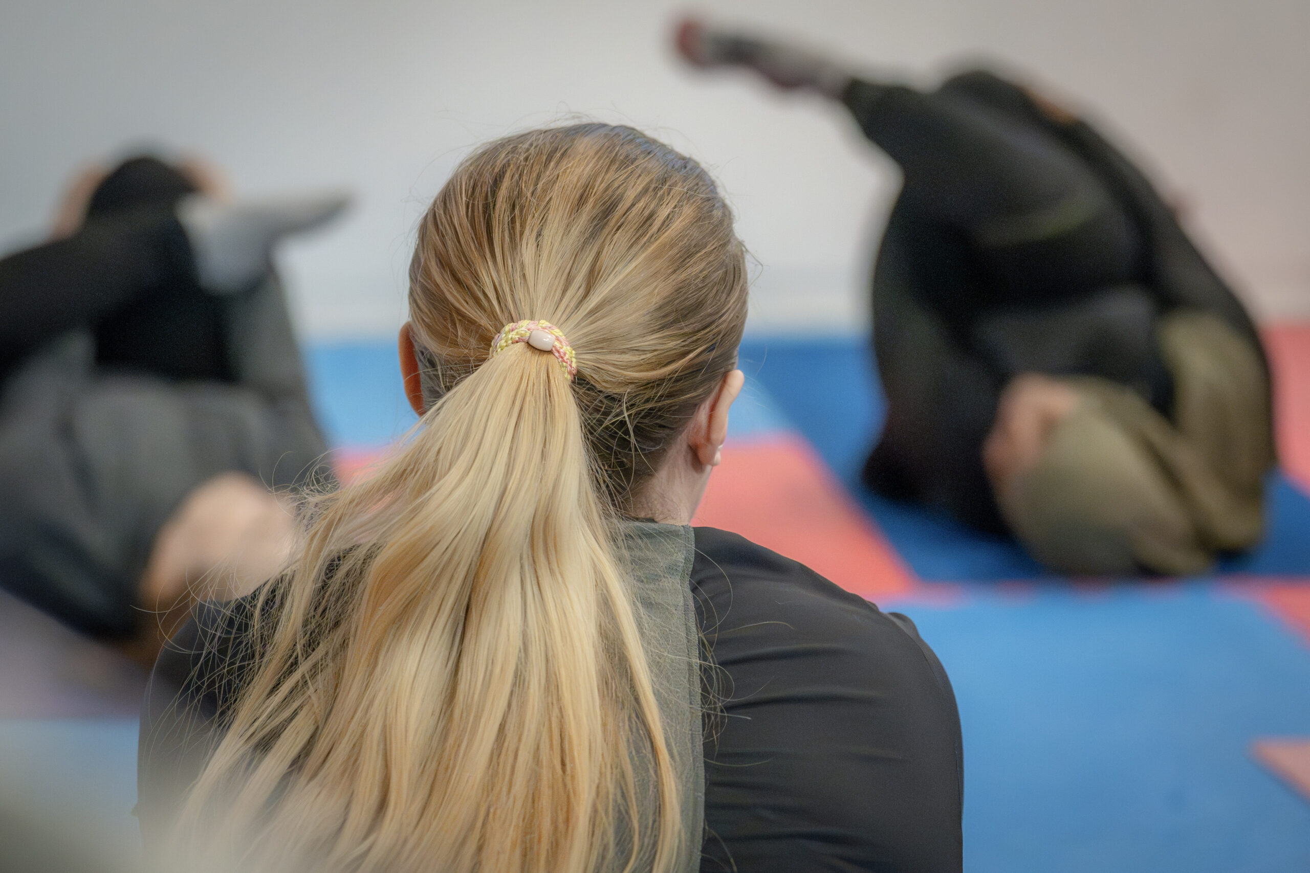 Betina ser p&aring; at andre gj&oslash;r yoga-&oslash;velser