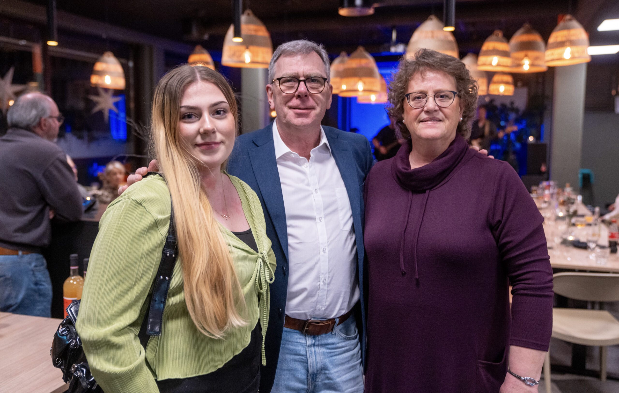 Betina og foreldrene holder rundt hverandre