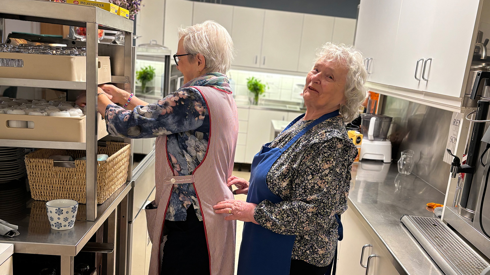Berit J&oslash;rgensen og Randi Eriksen, frivillige St. Hanshaugen seniorsenter.