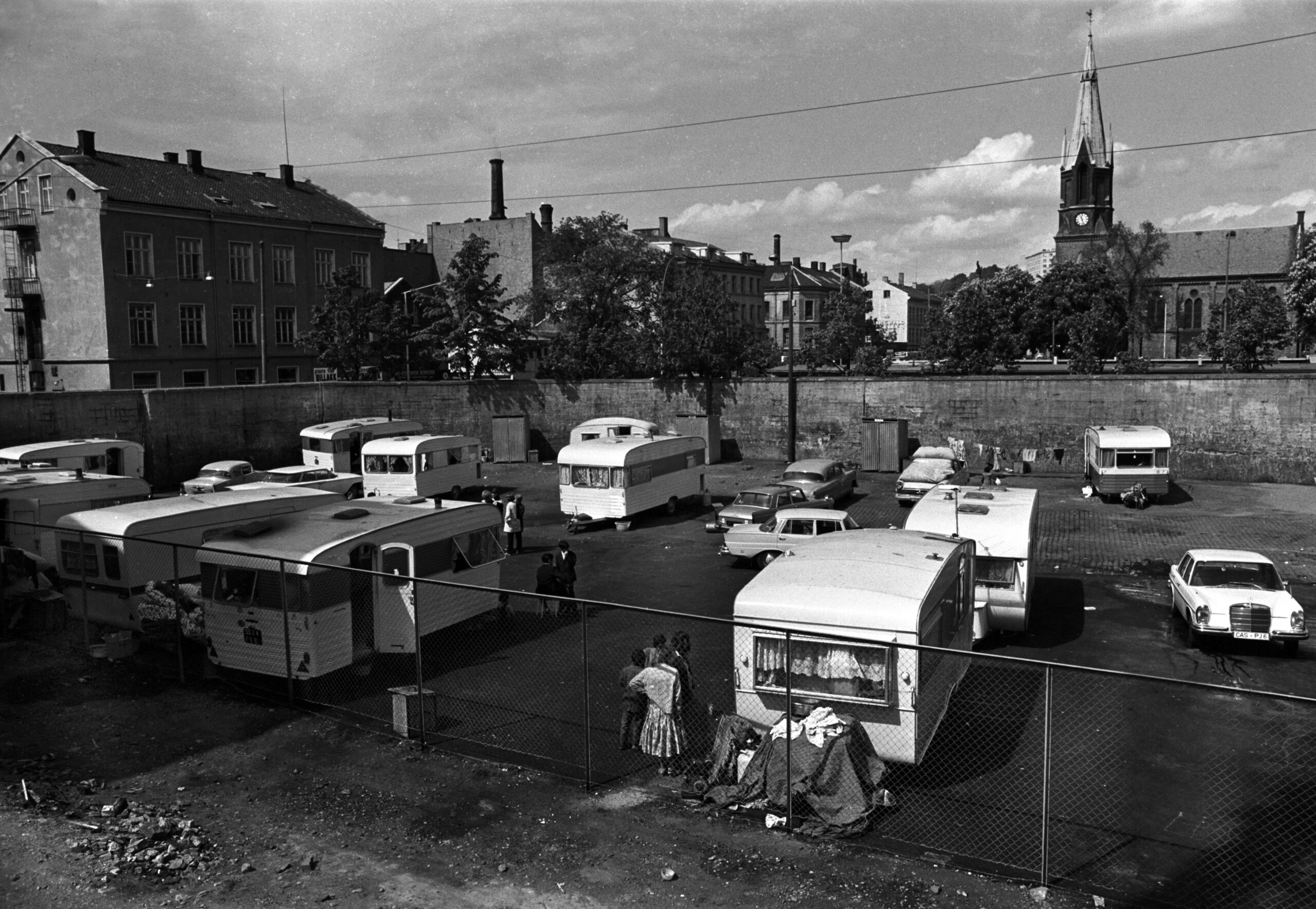 Romer som camper p&aring; en asfalttomt