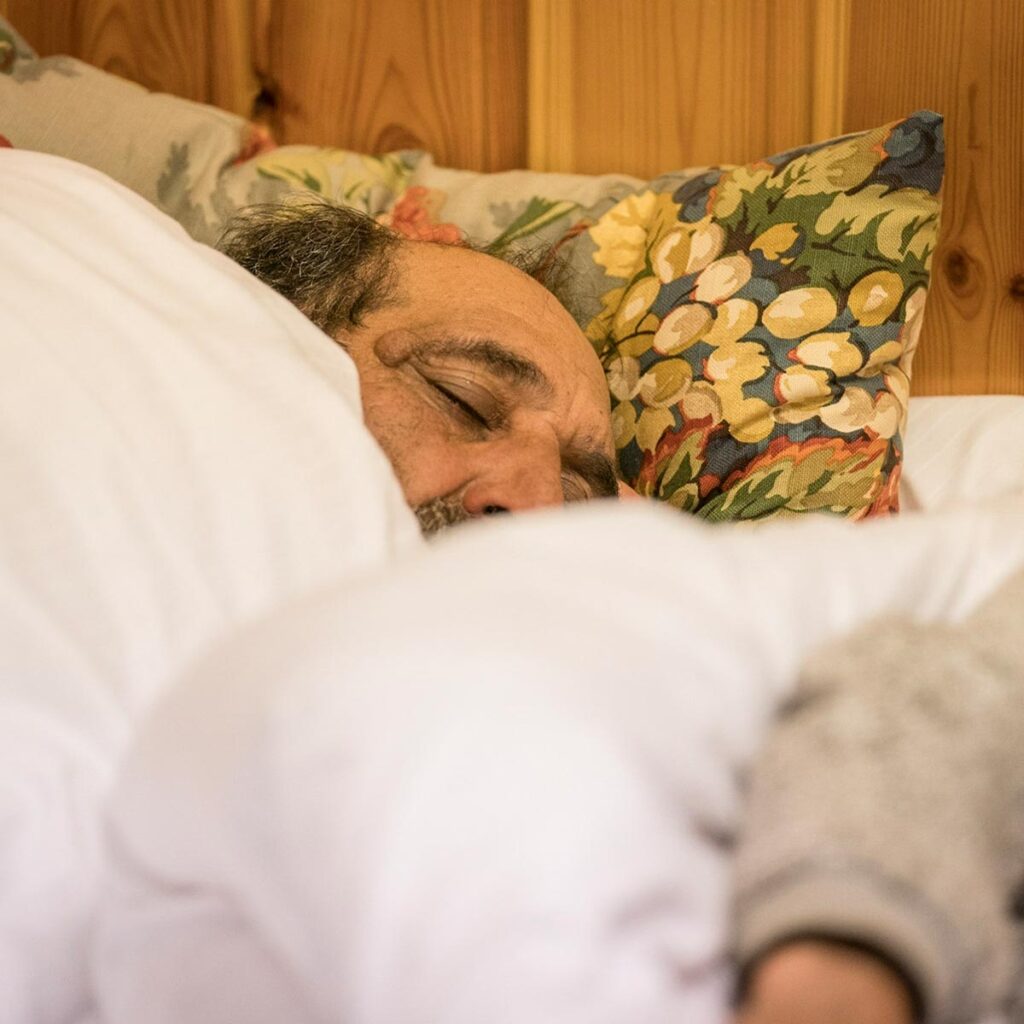 Gi en seng til noen som sover ute