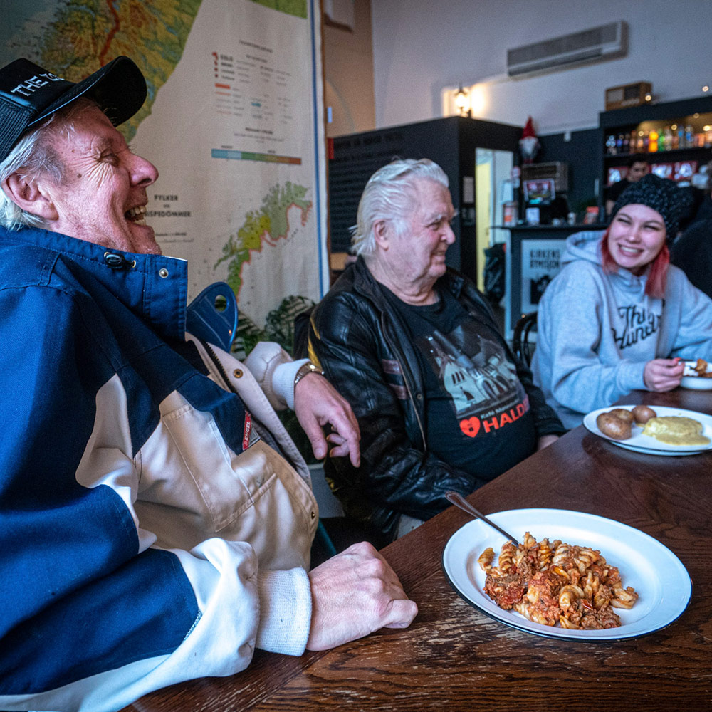 Gi et sted &aring; v&aelig;re til en som st&aring;r utenfor