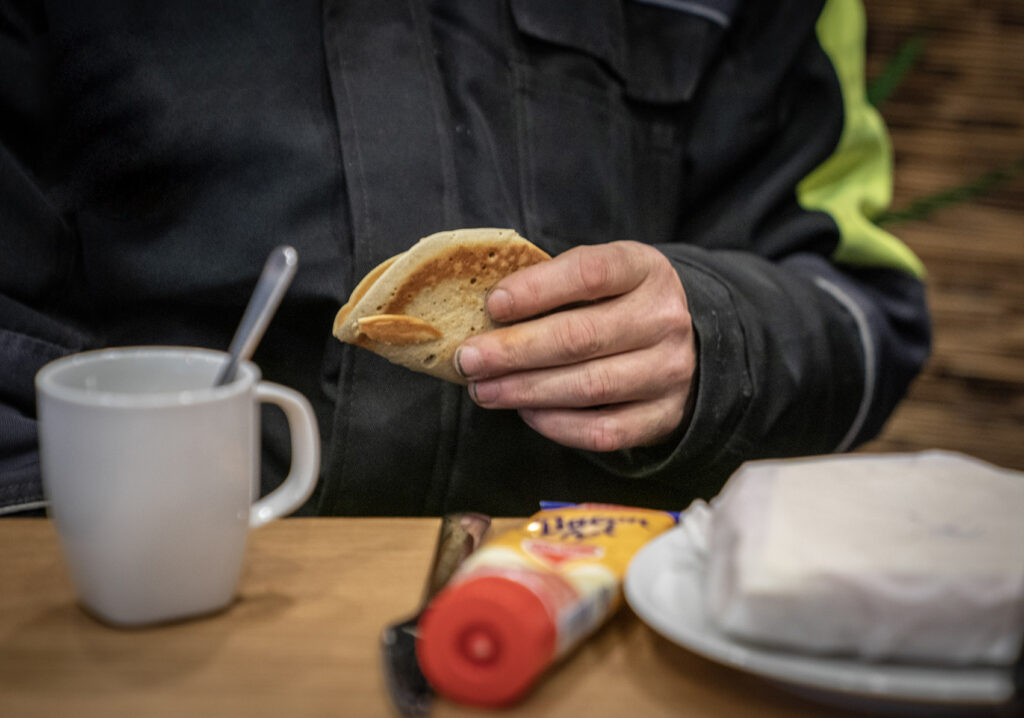Gjest som spiser et m&aring;ltid i kafeen