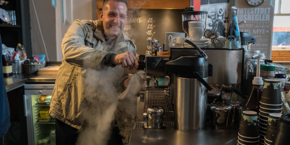 Kaf&eacute; M&oslash;testedet, Halden