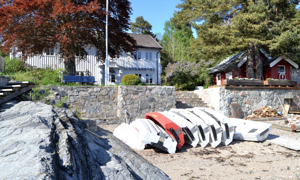 Badestrand og b&aring;ter som ligger klare p&aring; land