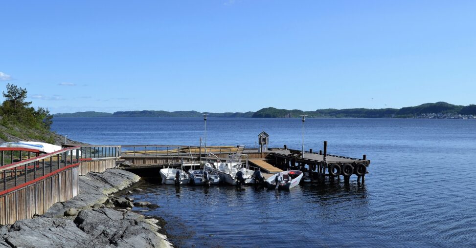 Brygga ved &oslash;ya.