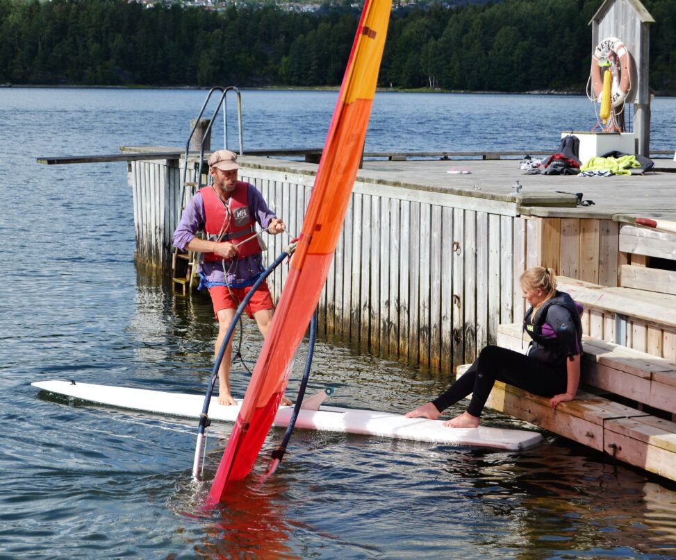 To personer gj&oslash;r seg klar for vannsport