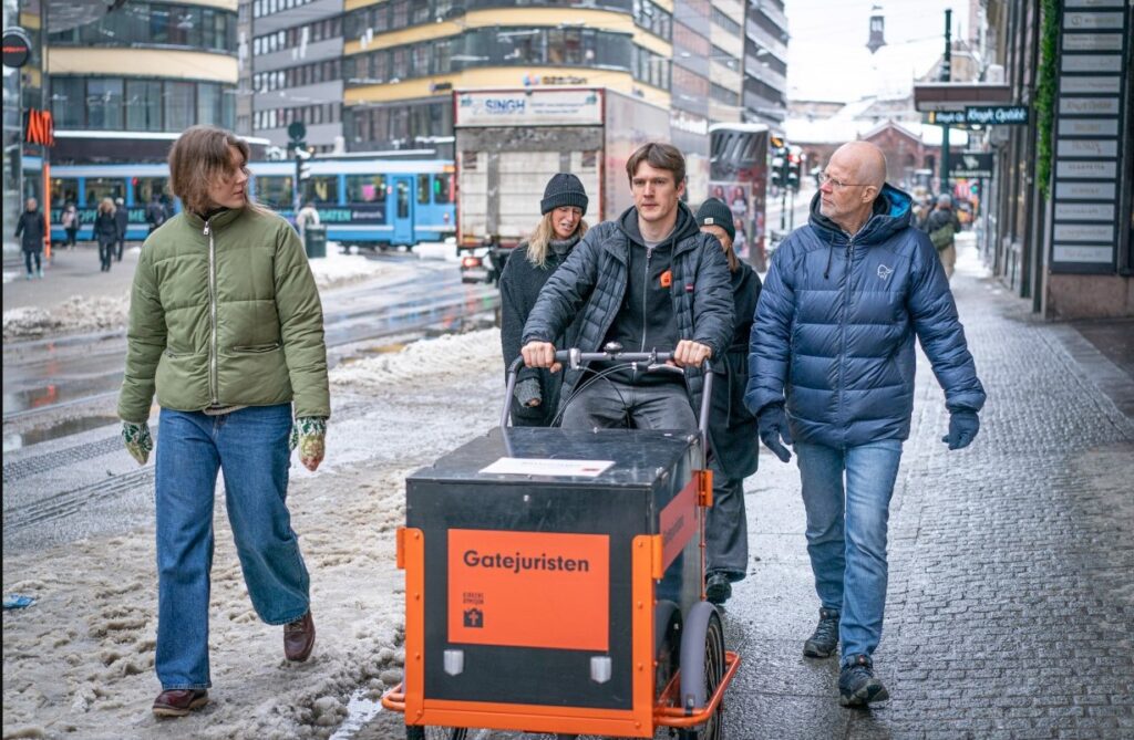Frivillige jurister i opps&oslash;kende gatearbeid. 