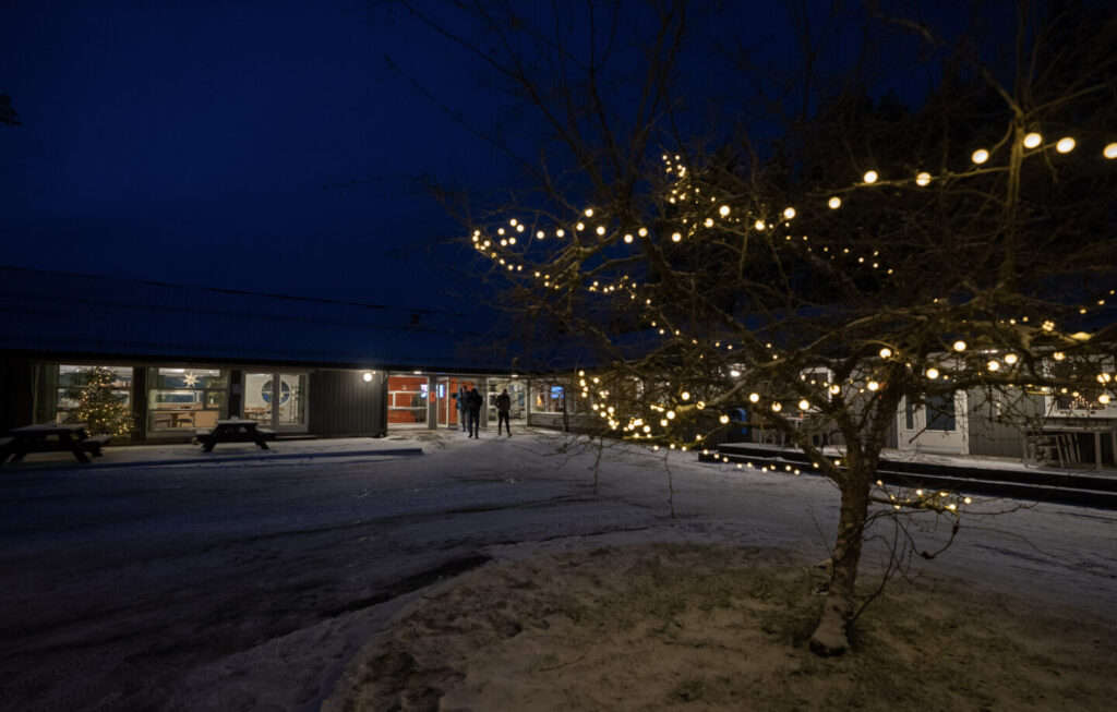 Origosenteret utvendig med lys i m&oslash;rket
