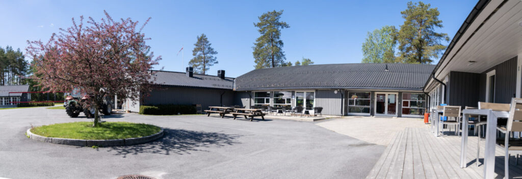 Origosenterets uteomr&aring;der med benker og stor plass