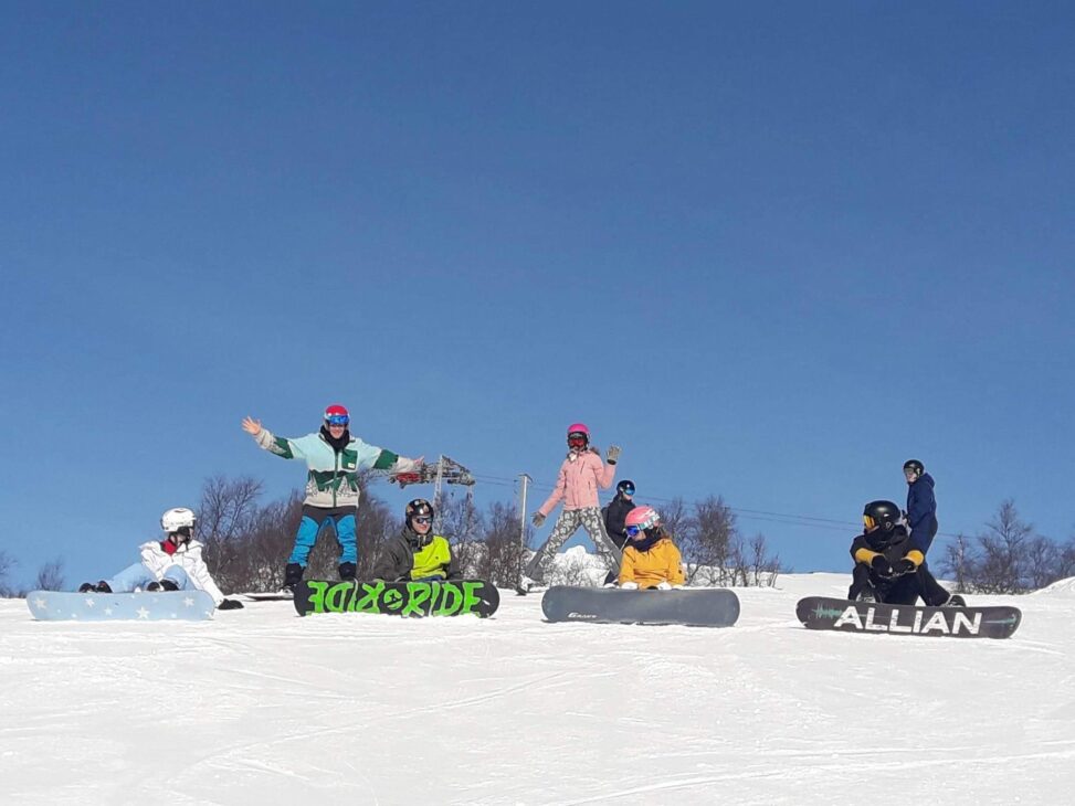 Ungdom p&aring; snowboard.
