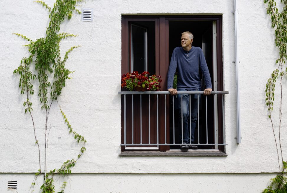 Beboer ute p&aring; en veranda ved Villa Berg.