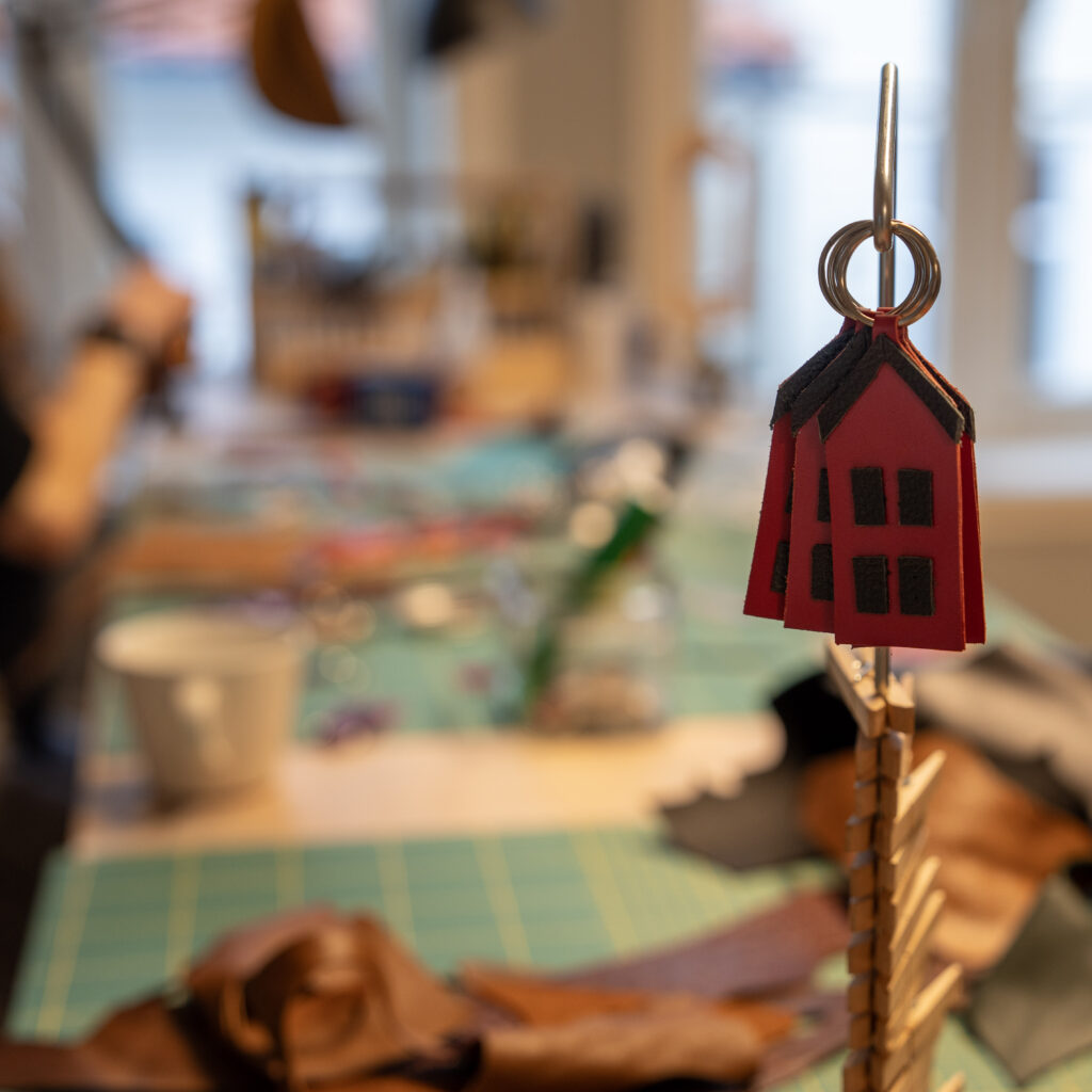 R&oslash;d n&oslash;kkelring formet som hus