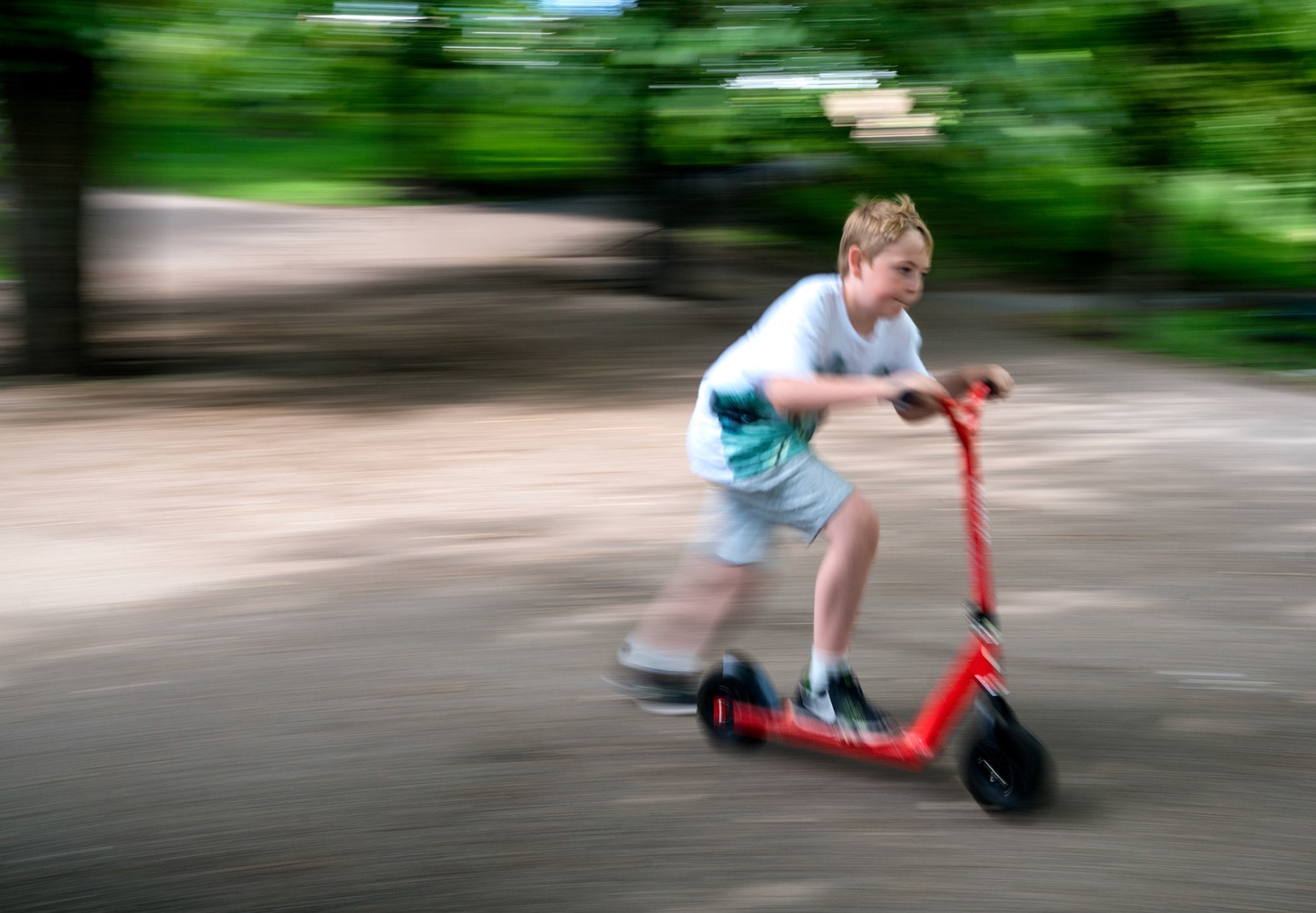 Gutt p&aring; sparkesykkel