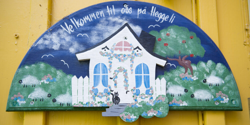 D&oslash;rskilt med teksten "Velkommen til oss p&aring; Heggeli"