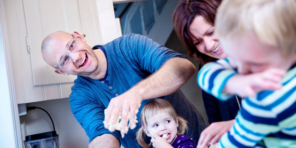 En sm&aring;barnsfamilie og en frivillig