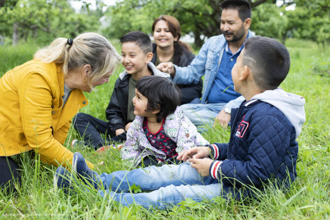 En sm&aring;barnsfamilie og en frivillig